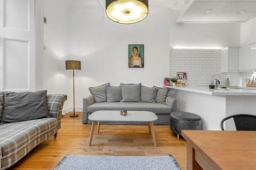 Luxury 3 Bed 2 Bath Main Door Apartm at Wardie Bay